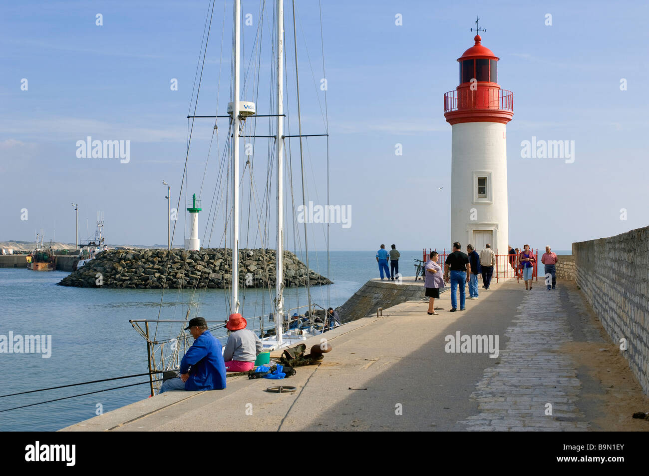 France, Charente Maritime, Ile d'Oléron, phare de la Cotiniere, les pêcheurs du port Banque D'Images