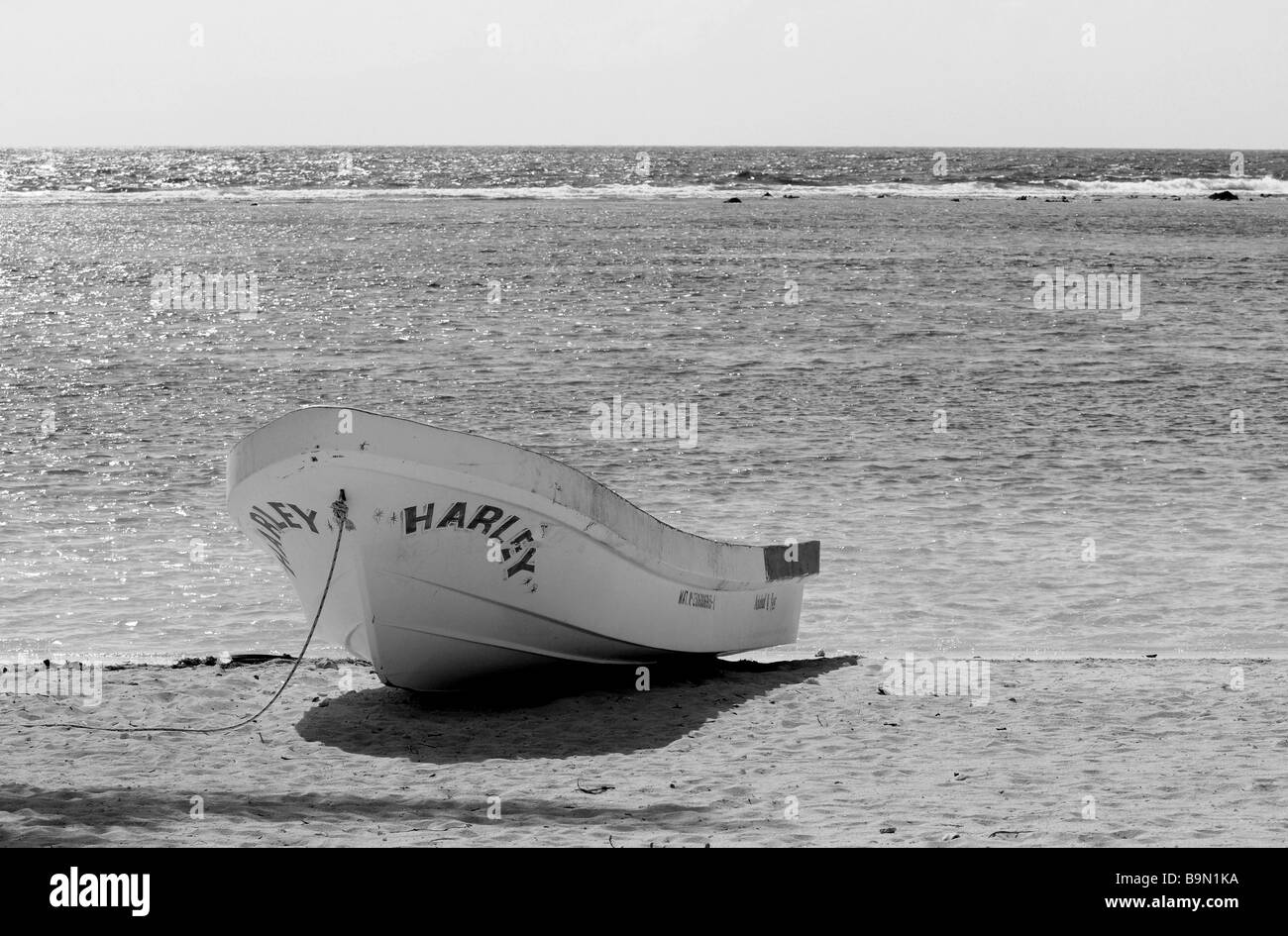 Un bateau échoué sur le sable au large de la mer d'emeraude, côte, plage de Mexique, Amérique du Sud, Caraïbes Belize. Locations de vacances pur. Banque D'Images