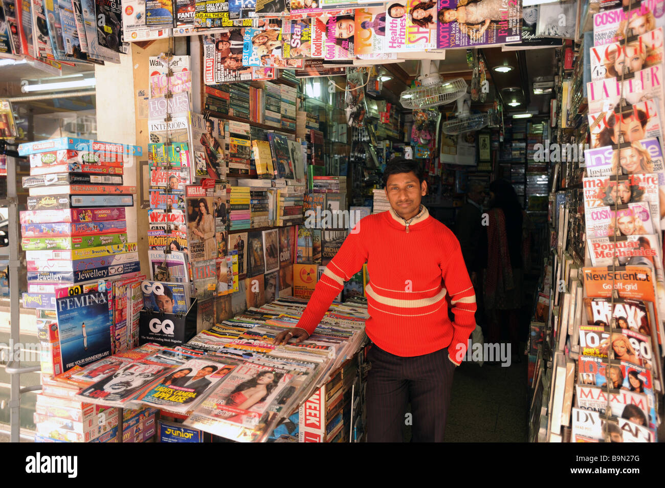 La presse indienne et la richesse de l'Ouest montrant libraire titres maintenant en vente en Inde Vahari to New Delhi Banque D'Images