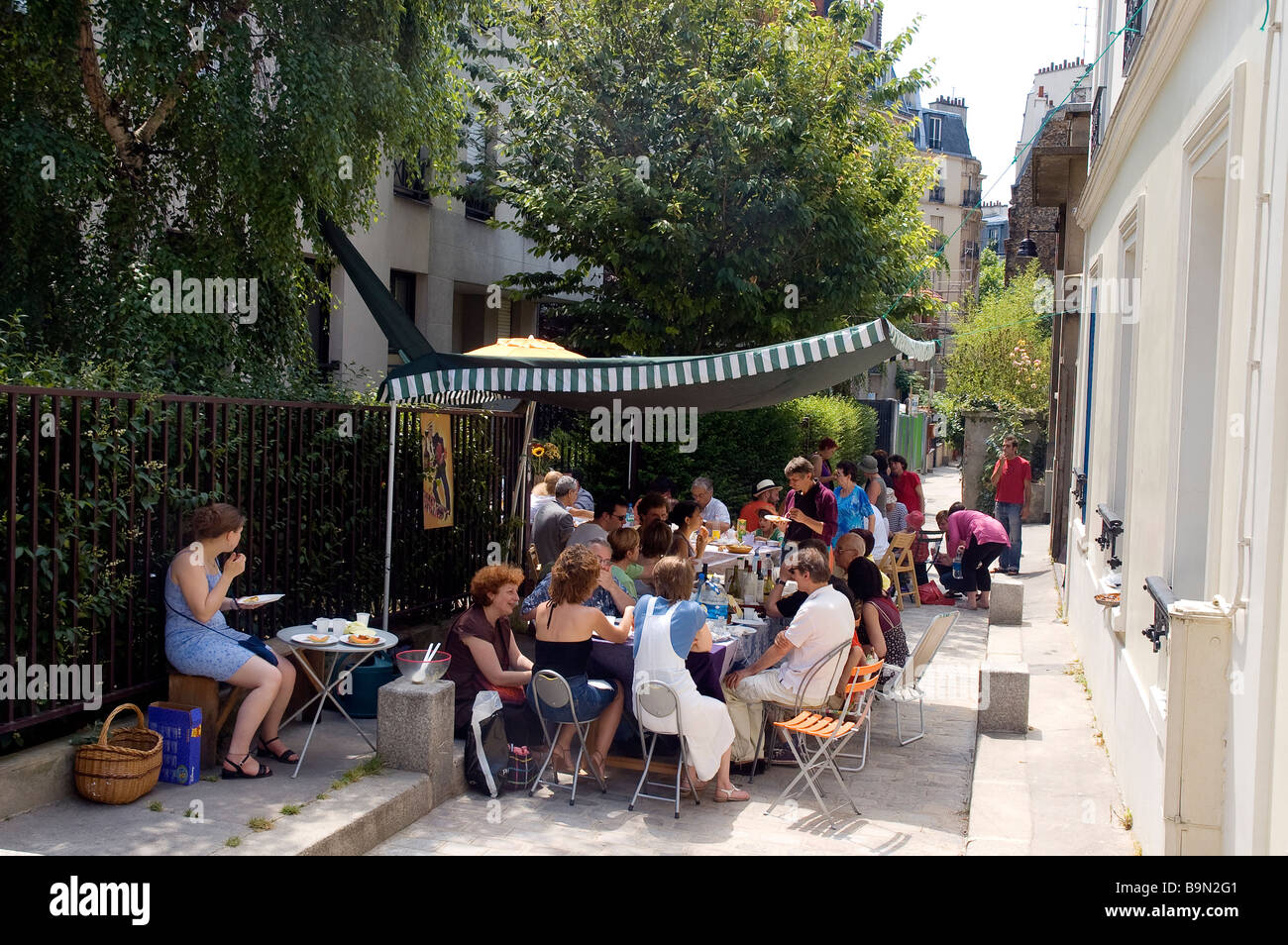 France, Paris, Ménilmontant, district voisin célébration dans Passage des Soupirs Banque D'Images
