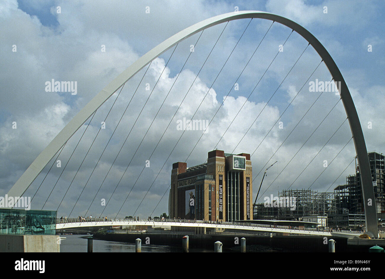 Gateshead, Baltic Centre for Contemporary Arts vu à travers le pont du Millénaire, sur un jour de tempête. Banque D'Images