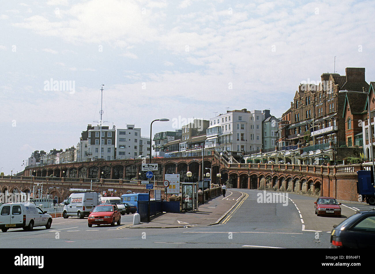 Ramsgate, Kent. Vue vers le port de West Cliff, jusqu'à la Royal Parade. Banque D'Images