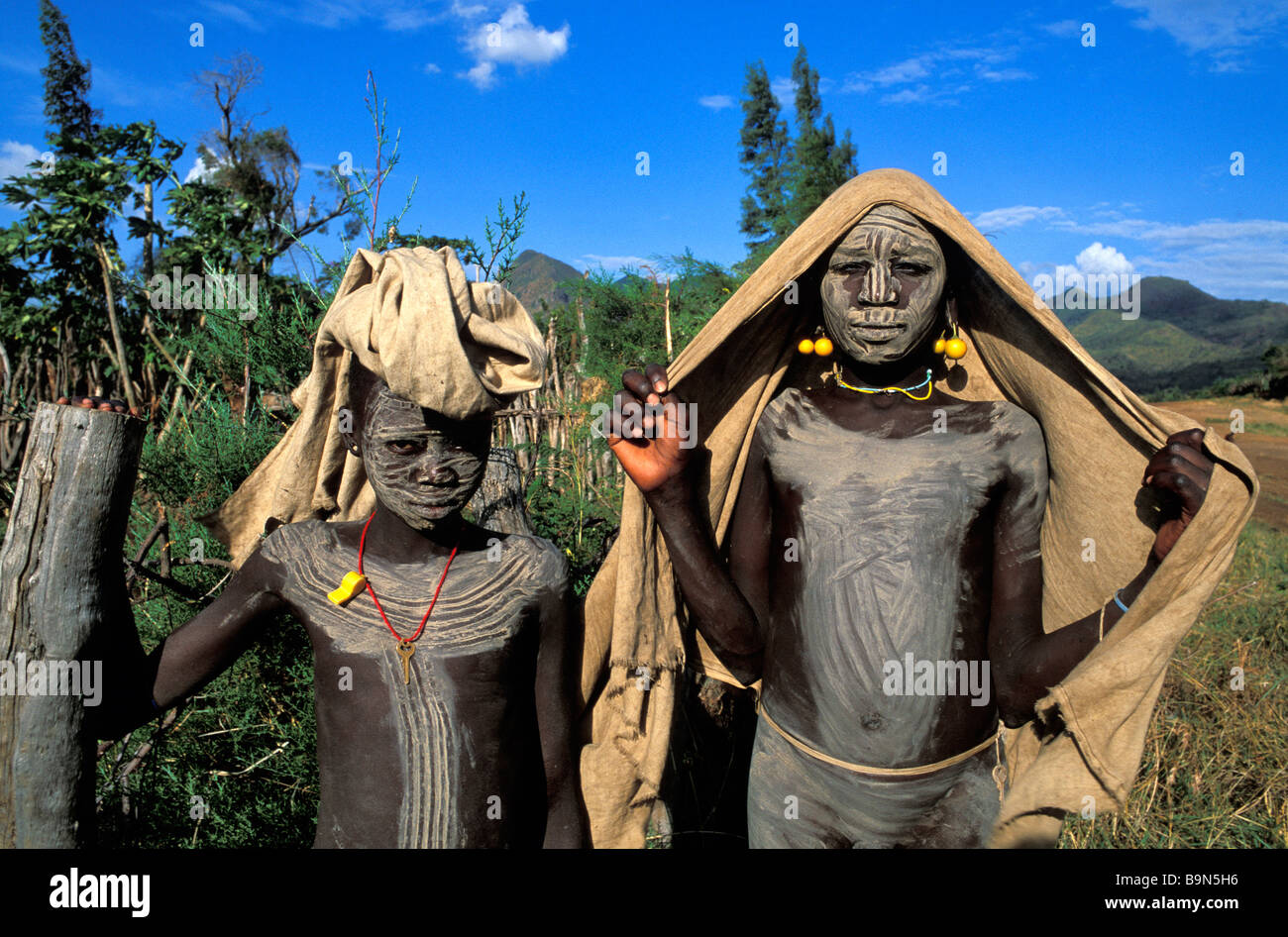 L'Ethiopie, vallée de l'Omo, classés au Patrimoine Mondial de l'UNESCO, les enfants de la tribu Surma avec peinture sur corps dessiné avec Banque D'Images