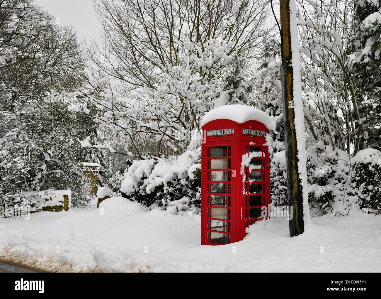 Téléphone rouge rural ancien fort dans la neige profonde Banque D'Images