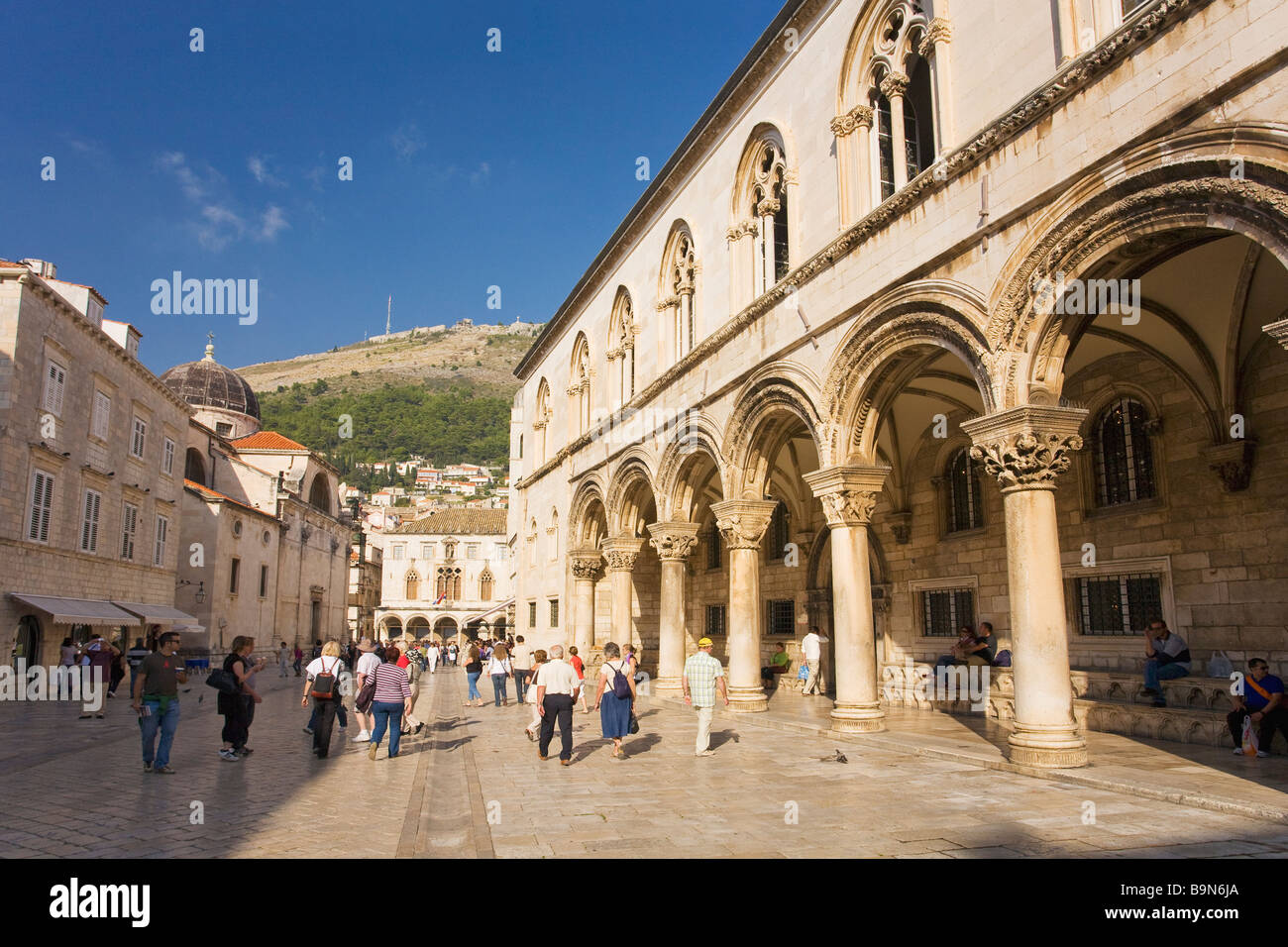 Les touristes et les visiteurs se promener à l'extérieur du Palais des recteurs dans la ville fortifiée de Dubrovnik dans le soleil d'été croate de la côte dalmate Banque D'Images