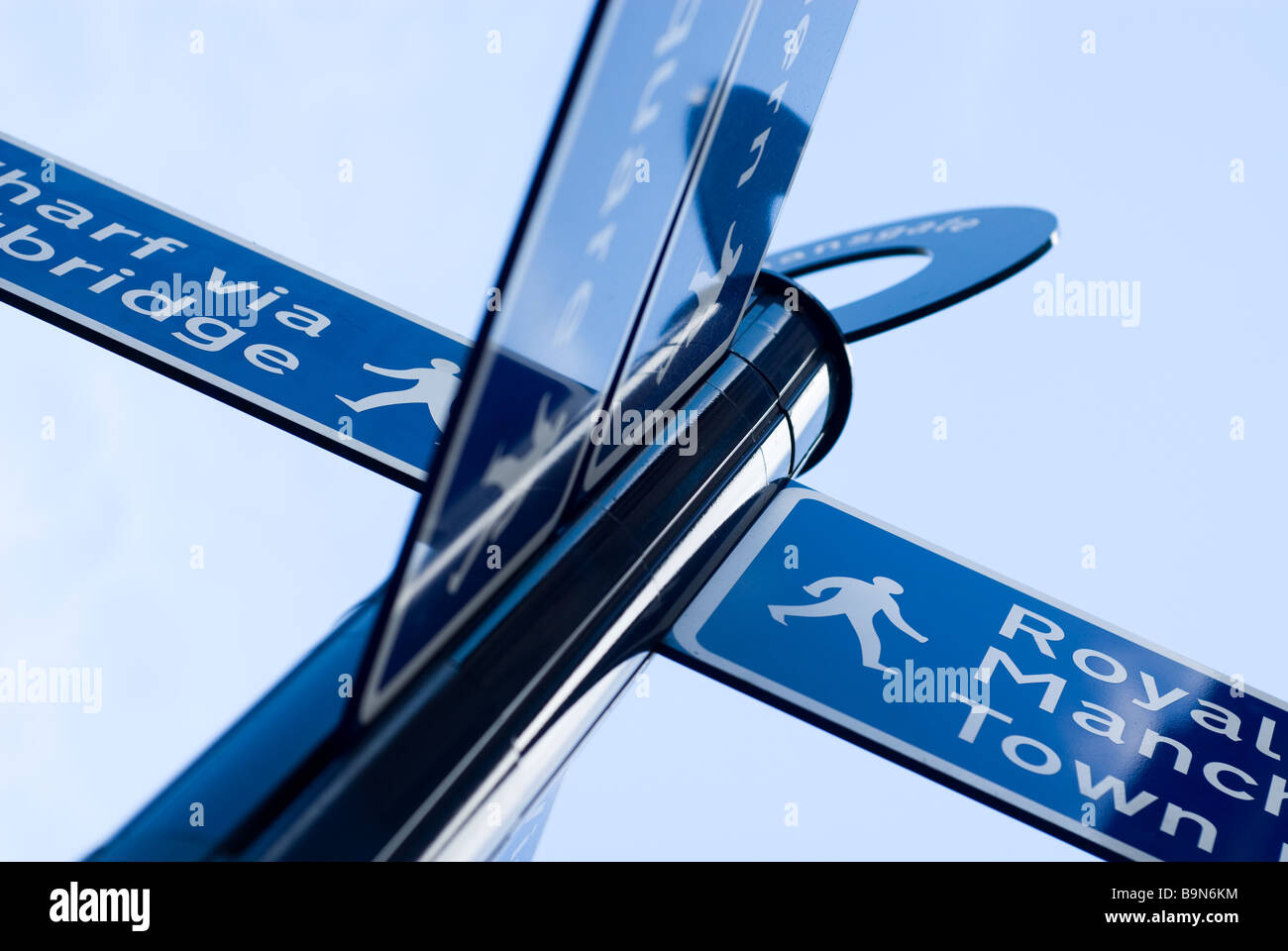 Low angle close up d'un roadsign dans le centre-ville de Manchester UK Banque D'Images