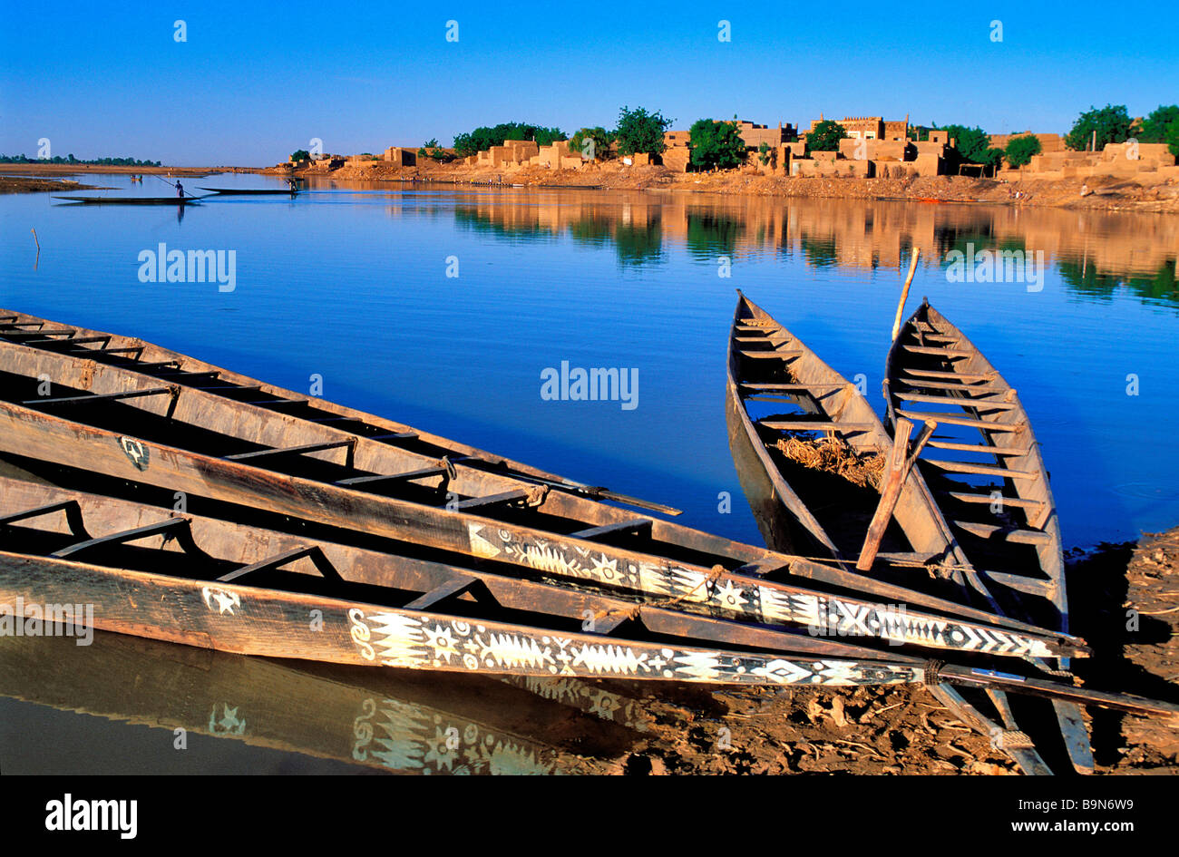 Mali, région de Mopti, Djenné, classée au Patrimoine Mondial par l'UNESCO, navigation En pinasse (bateau traditionnel) Banque D'Images