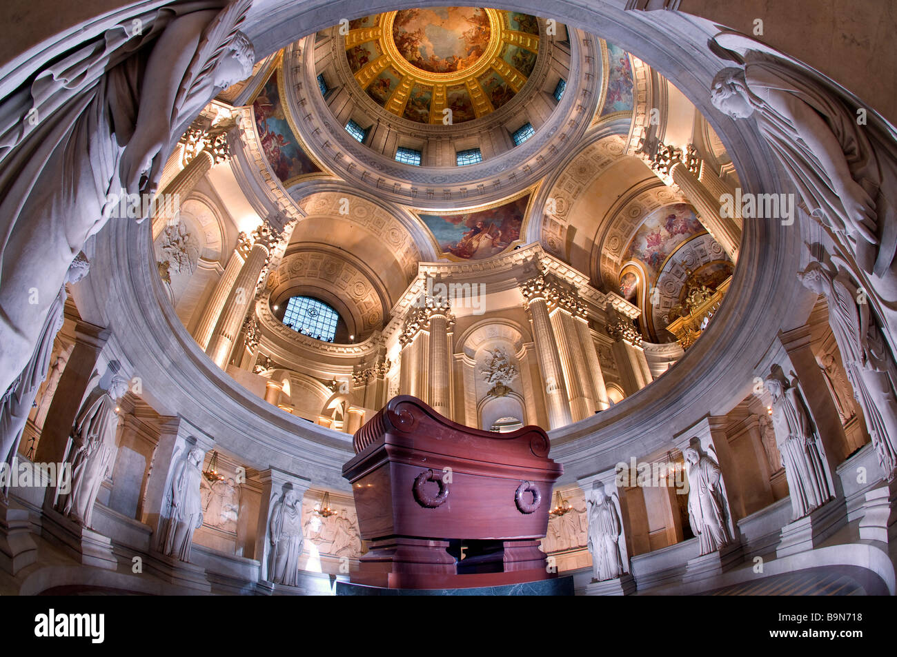 France, Paris, Les Invalides (ancien hôpital militaire), l'Eglise du Dome, le tombeau de Napoléon et les 12 statues de la victoire par Jean Banque D'Images