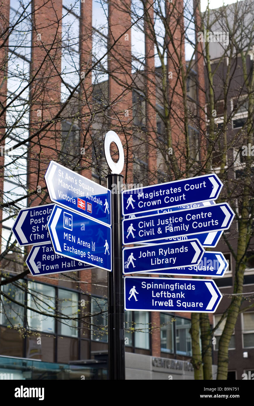 La signalisation routière dans le centre-ville de Manchester UK Banque D'Images