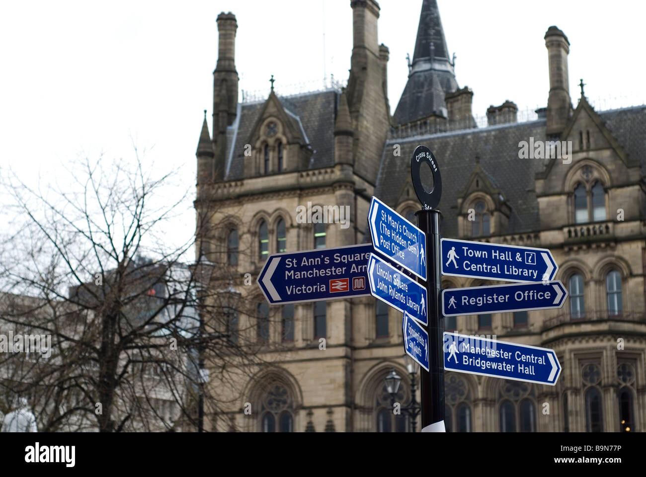 La signalisation routière à l'extérieur de l'hôtel de ville à Albert Square dans le centre-ville de Manchester UK Banque D'Images