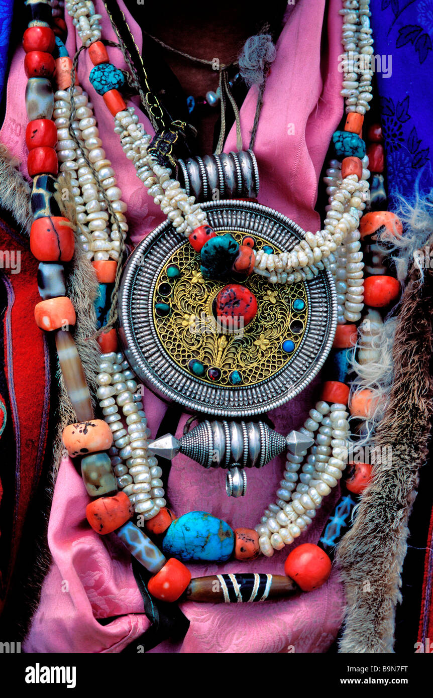 L'Inde, le Jammu-et-Cachemire, Ladakh, collier argent avec turquoise et  corail Photo Stock - Alamy