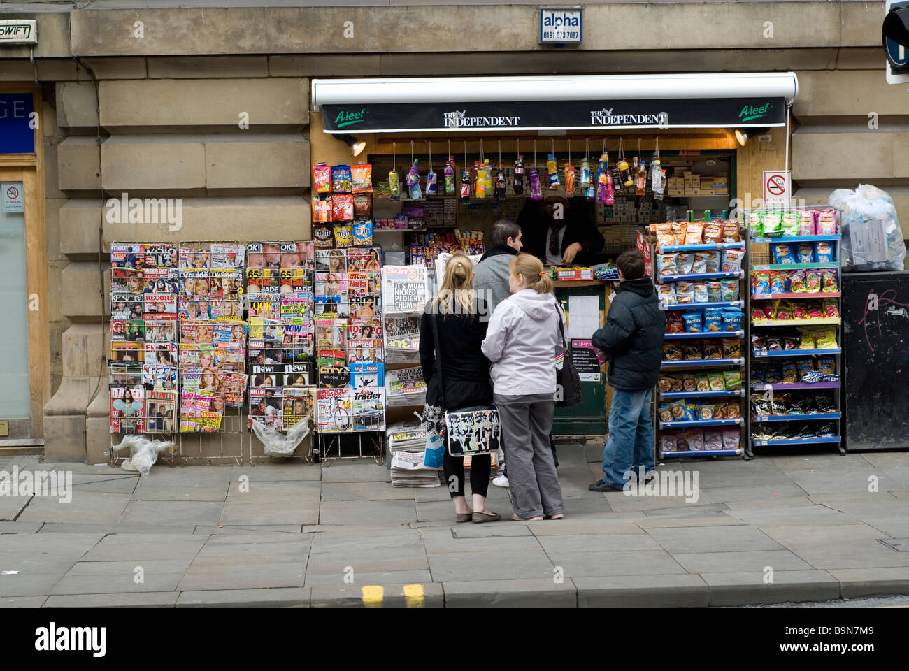 Les gens de l'extérieur un petit kiosque dans le centre-ville de Manchester UK Banque D'Images