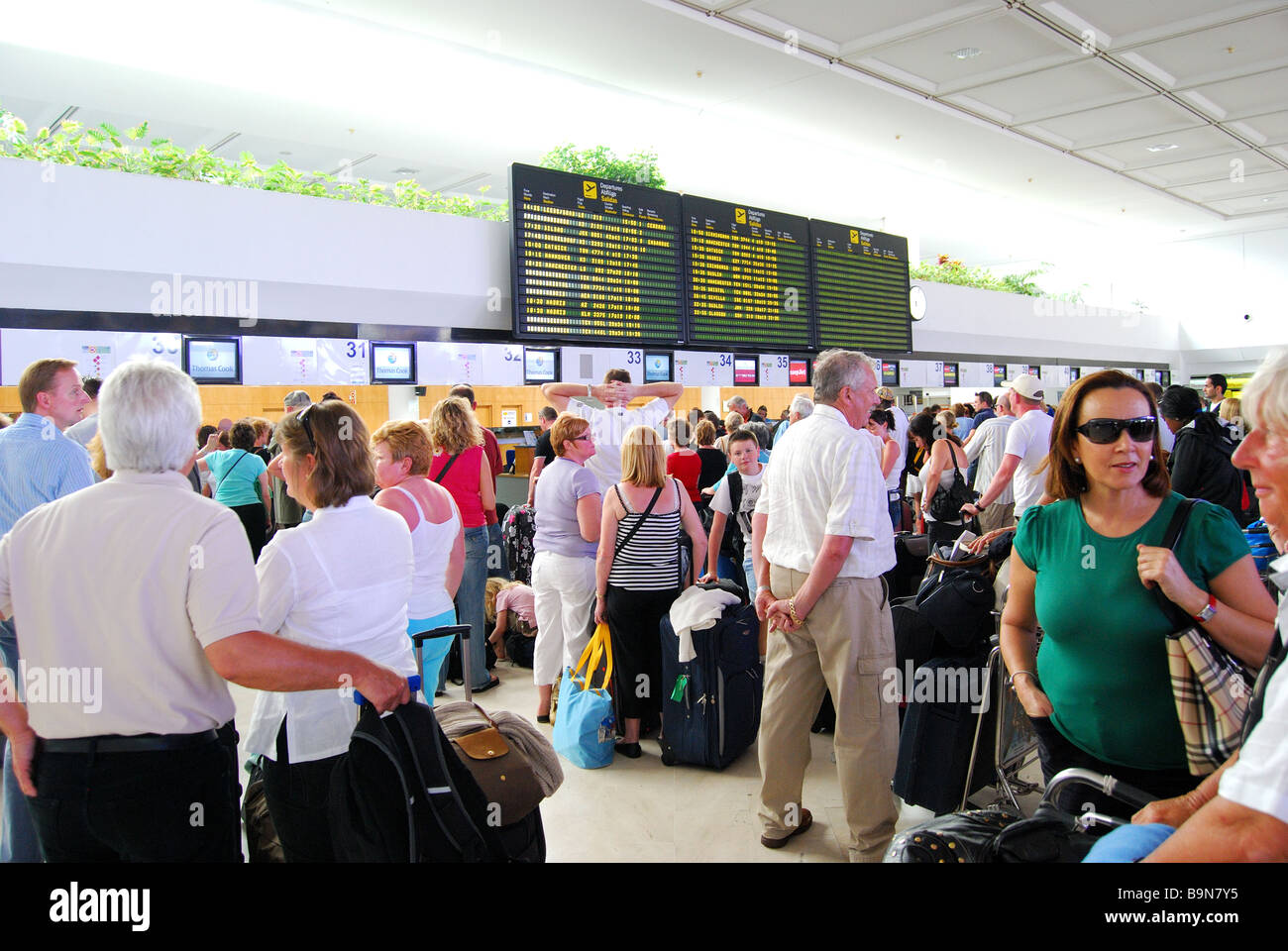 Salle d'enregistrement bondée, l'aéroport d'Arrecife, Arrecife, Lanzarote, îles Canaries, Espagne Banque D'Images