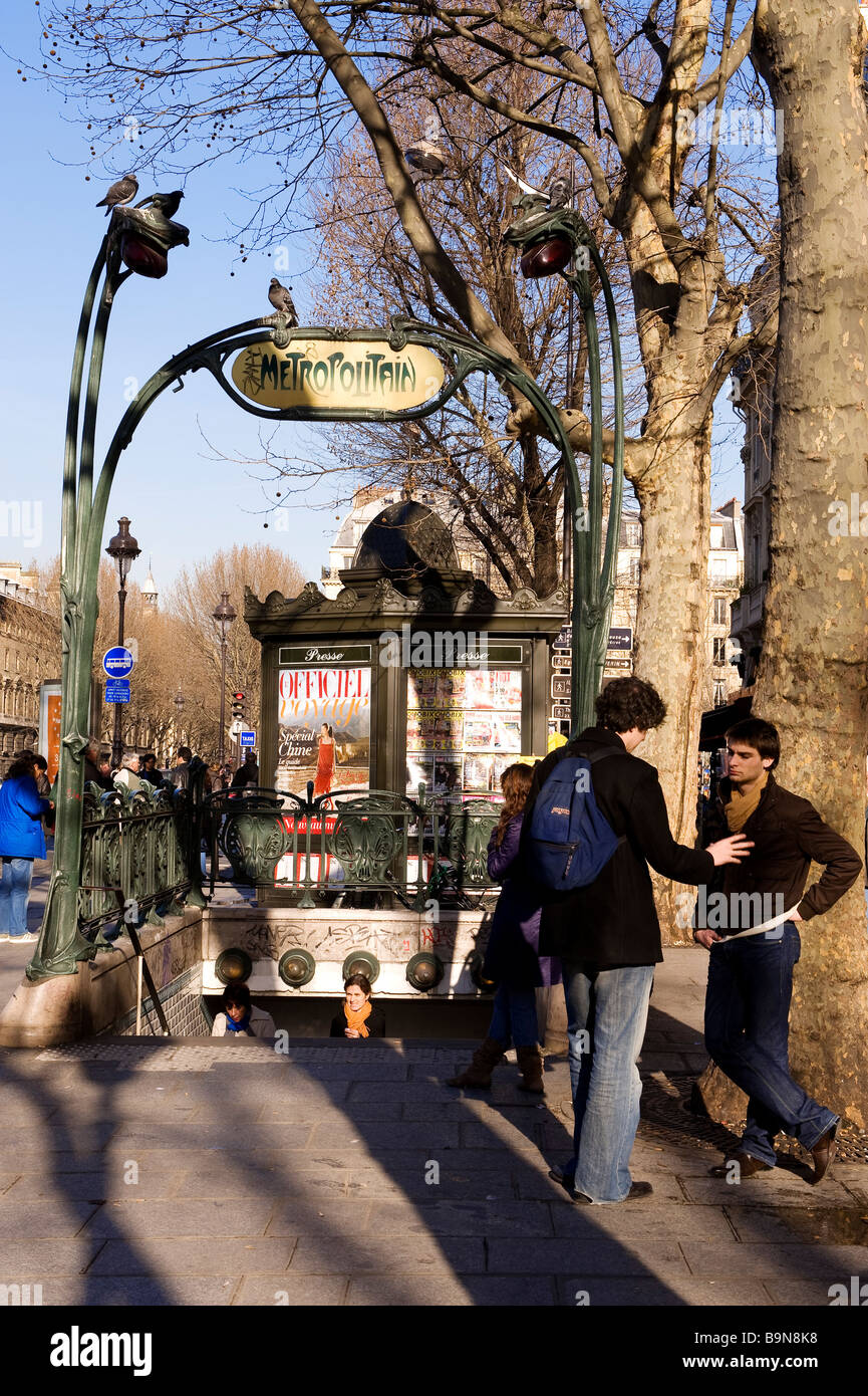 France, Paris, l'entrée de métro sur la Place Saint Michel (Saint Michel square) Banque D'Images