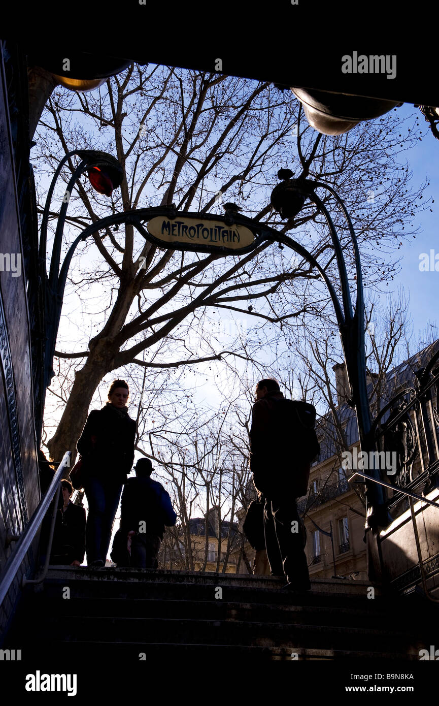 France, Paris, l'entrée de métro sur la Place Saint Michel (Saint Michel square) Banque D'Images