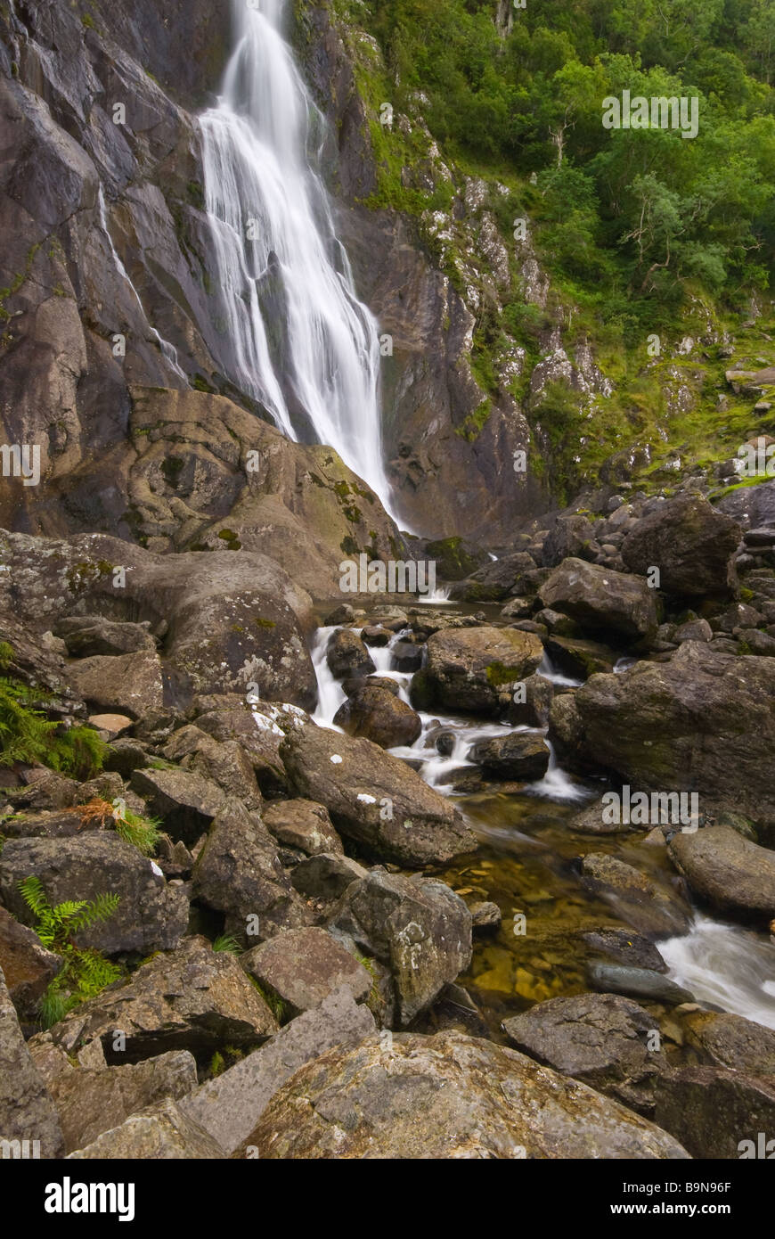 Le pied des magnifiques chutes Aber, connu comme coedydd alsso aber, dans le Nord du Pays de Galles. Banque D'Images