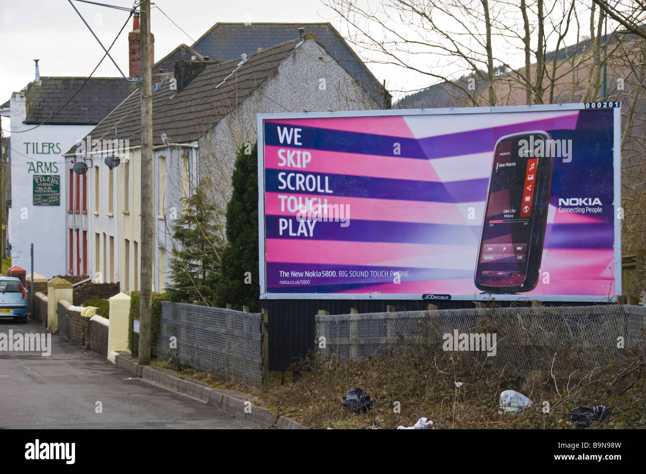 JCDecaux panneau publicitaire pour téléphone mobile Nokia à la fin de la terrasse de maisons à Blaina South Wales Valleys UK Banque D'Images