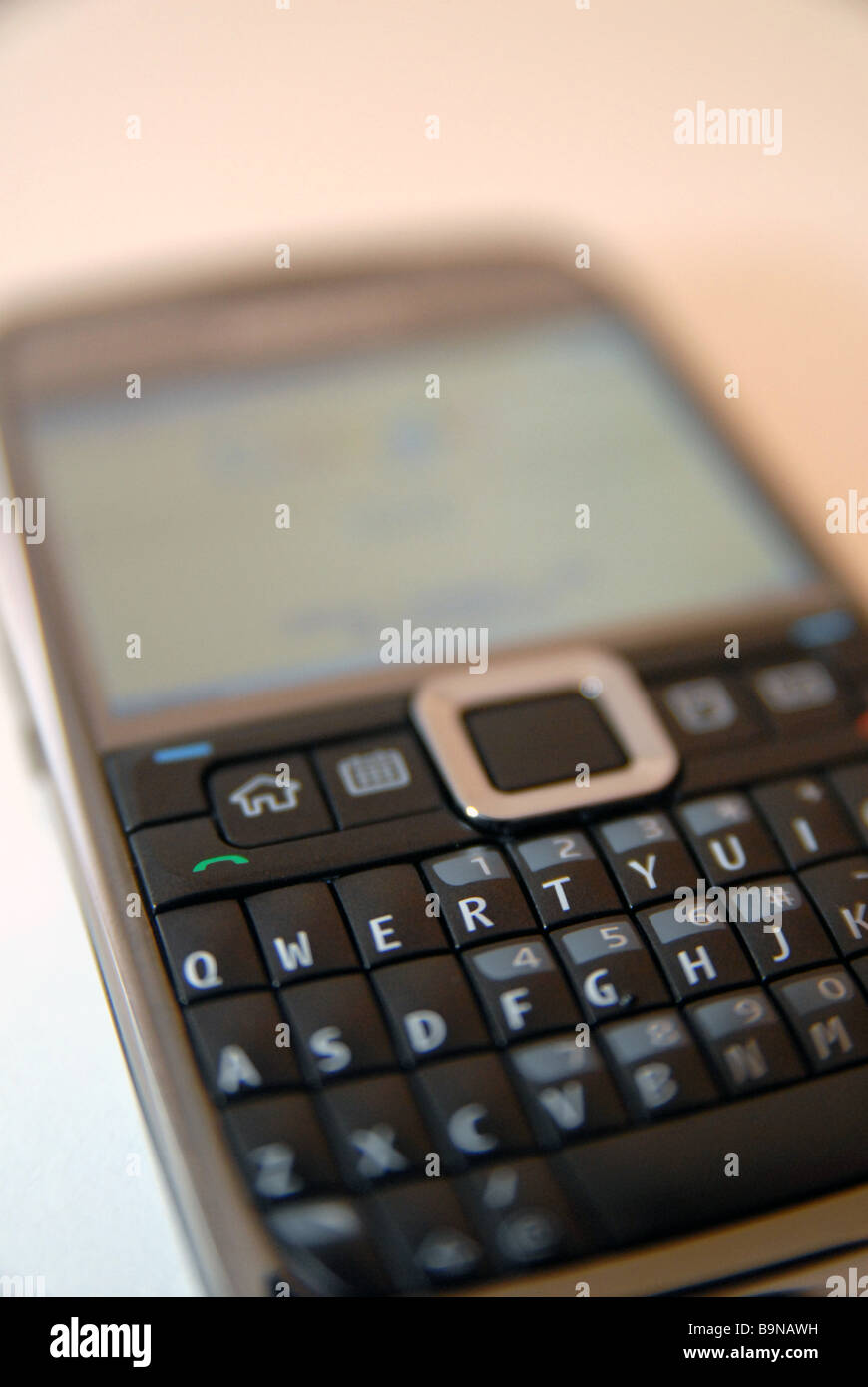 Un téléphone mobile Nokia/Appareil avec clavier AZERTY complet Photo Stock  - Alamy