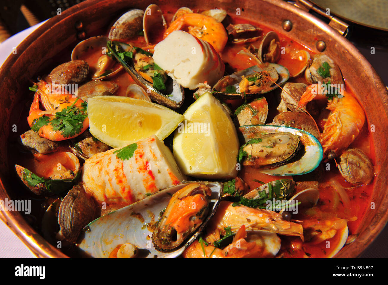 Recette Cataplana Porc Et Fruits De Mer Cataplana portugal Banque de photographies et d'images à haute résolution -  Alamy