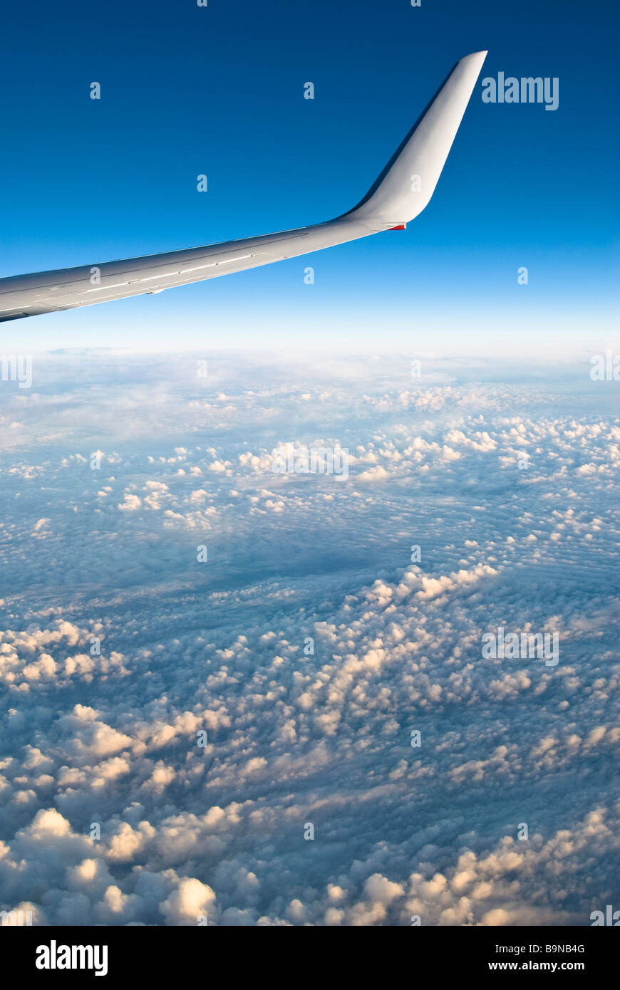 Voir l'avion de ligne à travers les nuages au-dessus de la fenêtre Banque D'Images