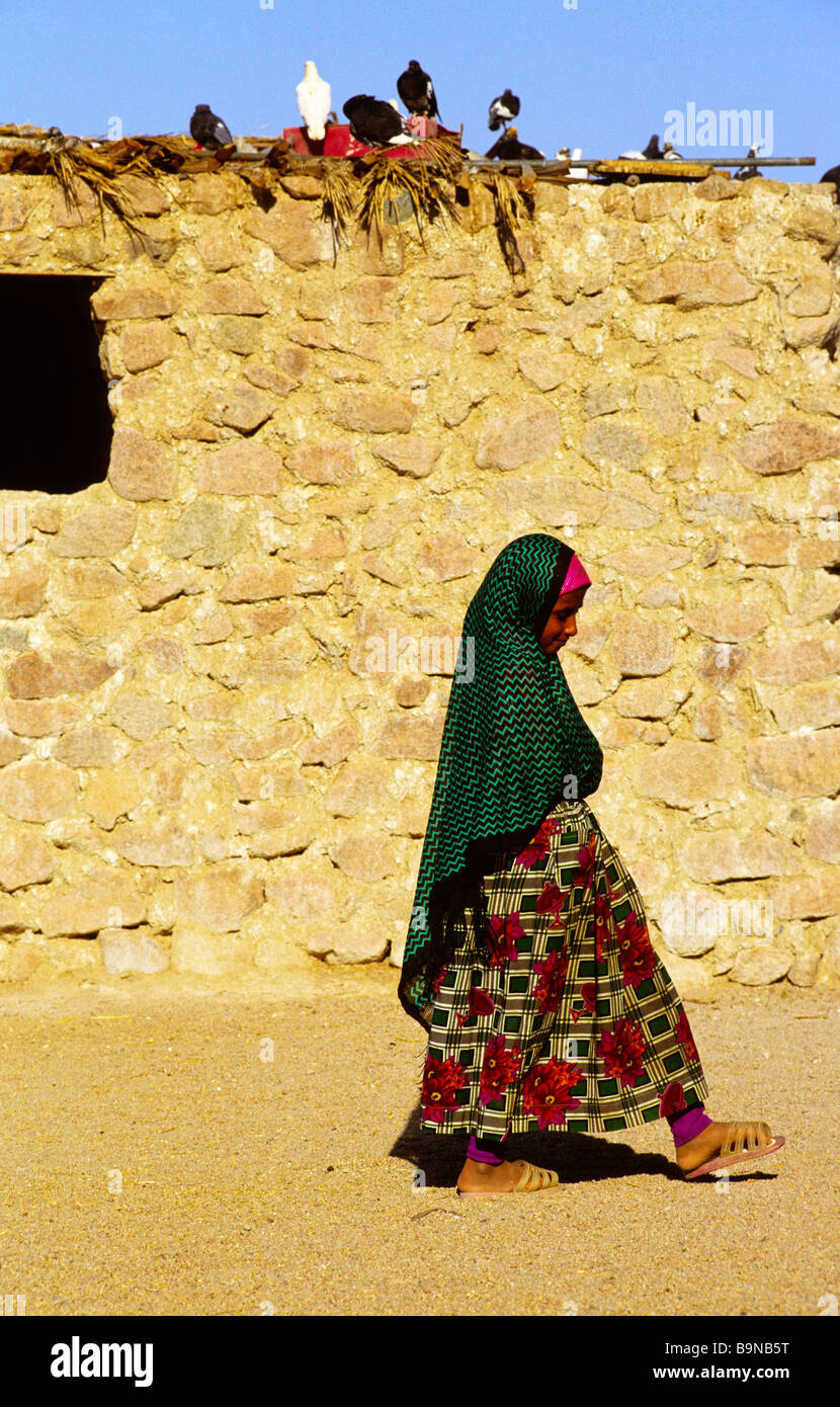 L'Égypte, Bedouin fille dans un village dans le désert près de Hurghada Banque D'Images