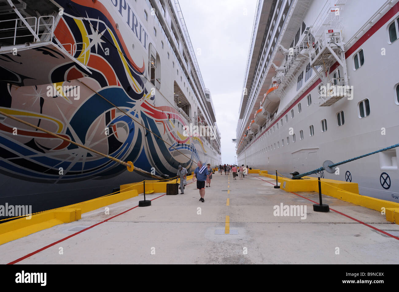 Deux navires de croisière, les chemises, en poste, à quai, dans un port, de la jetée au Mexique. Les vacances de printemps, Vacances, tourisme et les touristes, de l'industrie. Banque D'Images