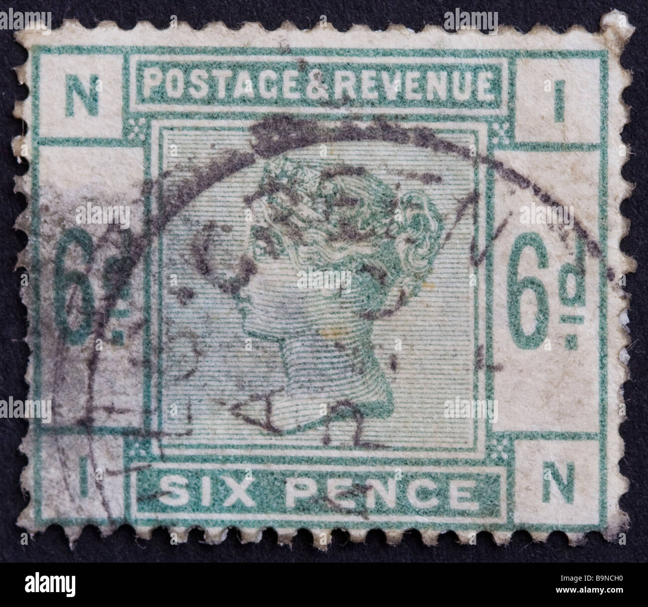 Gros plan de 6d, timbre postal britannique victorien vert pâle sur fond noir.Émis entre 1883-4 SG 193 Unified issue.Postmark, Londres. Banque D'Images