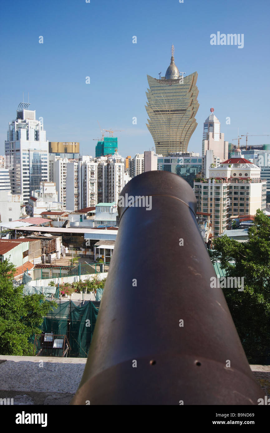 Cannon à Monte Fort avec Grand Lisboa Casino en arrière-plan, Macao Banque D'Images