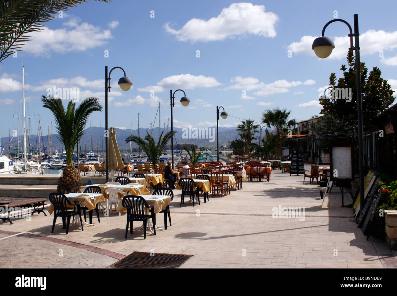 Vous pourrez dîner en plein air dans le pittoresque port de Lakki (LATSI) SUR L'île de Chypre. Banque D'Images