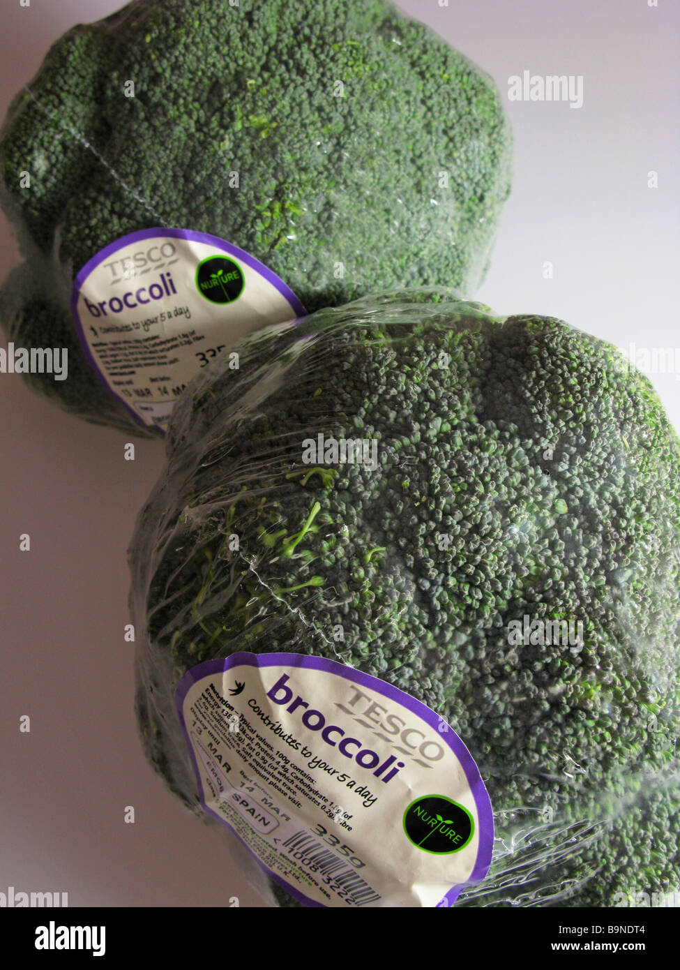 Pré emballés sous film rétractable des paniers-emballage de plastique sur le brocoli dans un supermarché Banque D'Images