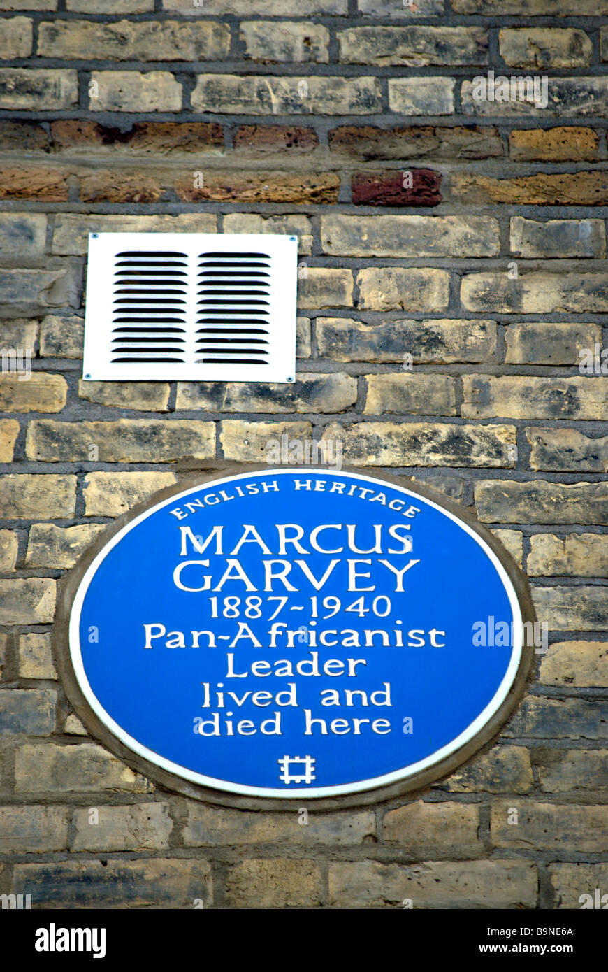 English blue plaque marquant une ancienne maison de pan-Africanistes chef Marcus Garvey, Talgarth Road, Londres, Angleterre Banque D'Images