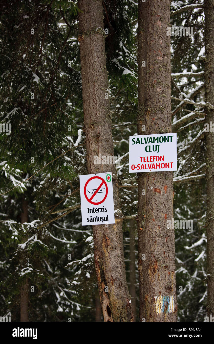 Panneau d'affichage avec le numéro de téléphone du service de secours en montagne dans la station de ski de Baisoara Roumanie Banque D'Images