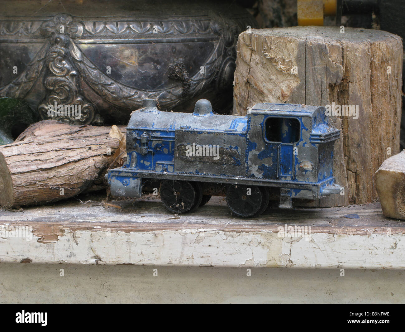 Petit train bleu battues sur étagère dans un hangar Banque D'Images