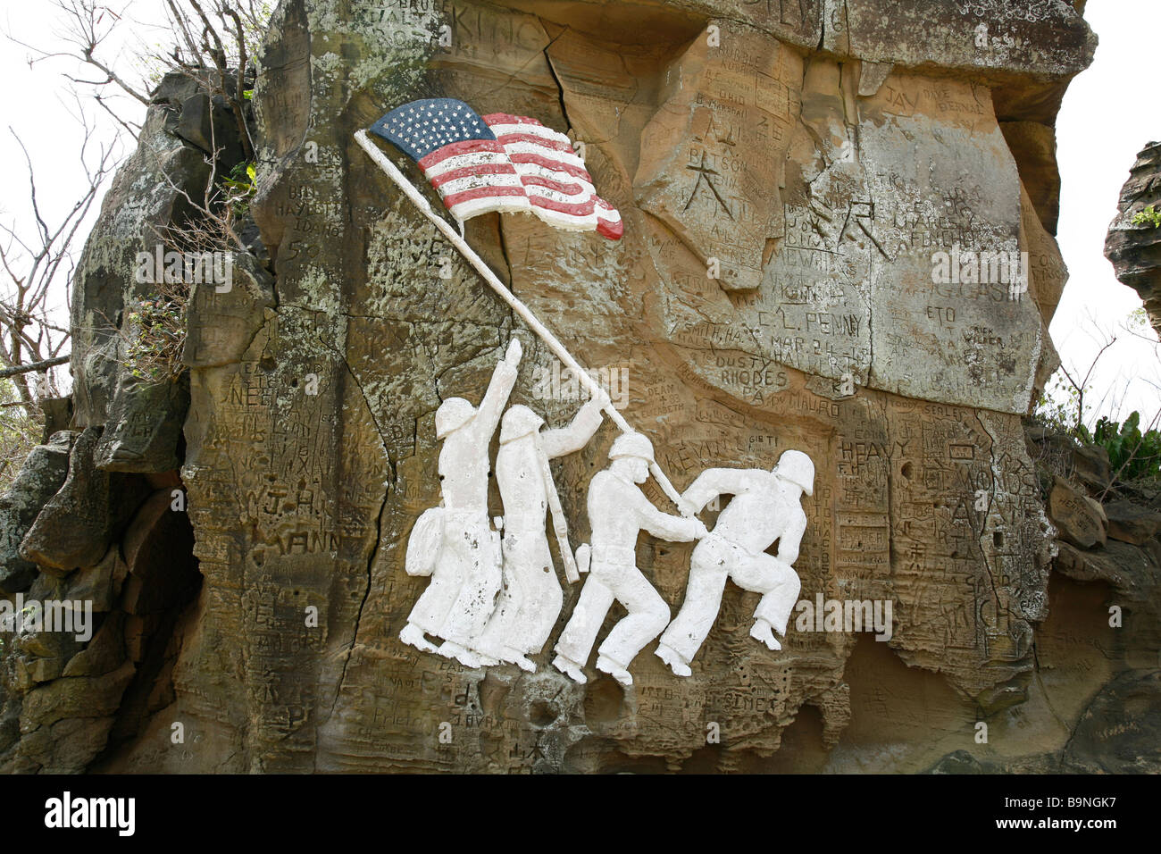 Réplique de la photographie de Joe Rosenthal, de la levée du drapeau sur Iwo Jima sculptée dans la roche sur Iwo Jima Banque D'Images