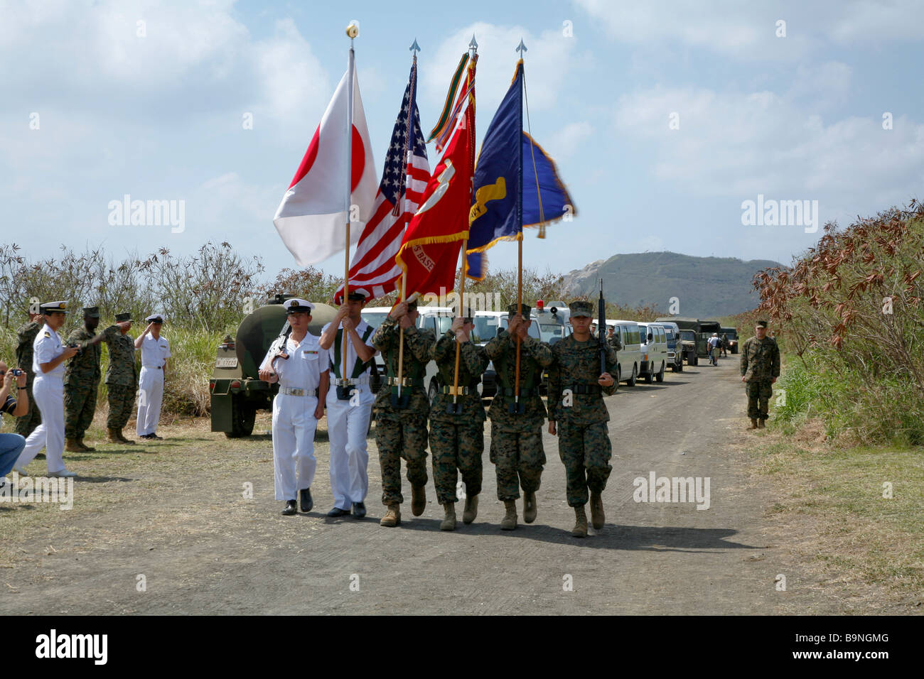 Japonais et Américains mixte Color Guard à la réunion d'honneur cérémonie sur Iwo Jima avec Mt Suribachi en arrière-plan Banque D'Images