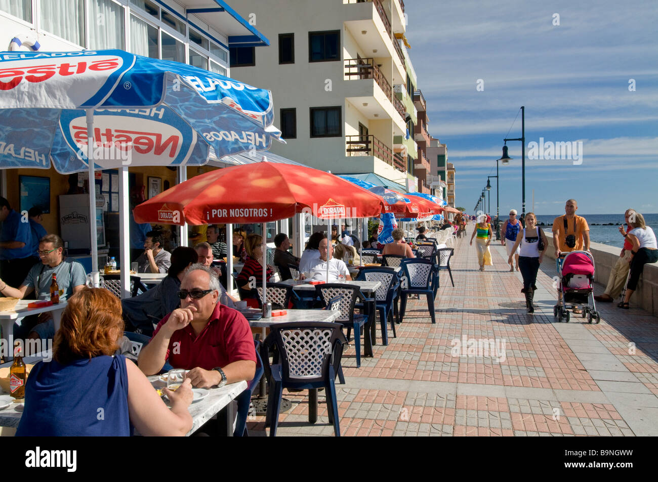 Promenade en bord de mer animé de Las Galletas avec restaurants et cafés  sur la côte sud de Tenerife Photo Stock - Alamy