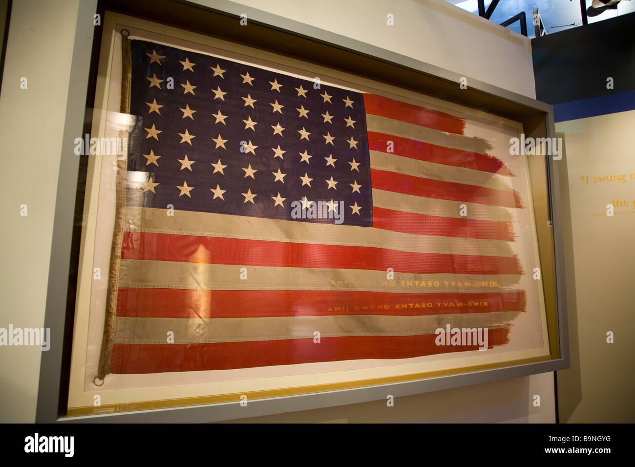 Le drapeau Américain a recueilli plus qu'Iwo Jima a été capturé par Joe Rosenthal dans son célèbre photographie de la levée du drapeau sur Iwo Ji Banque D'Images