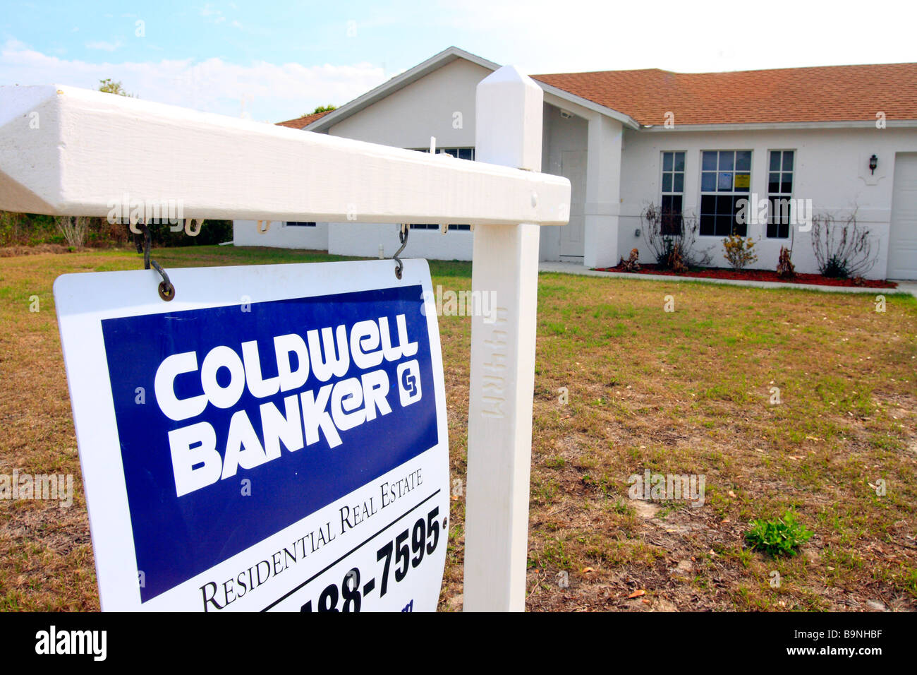 Une banque forclos forclusion propriété Maison à vendre en Floride montrant un signe et maison Banque D'Images