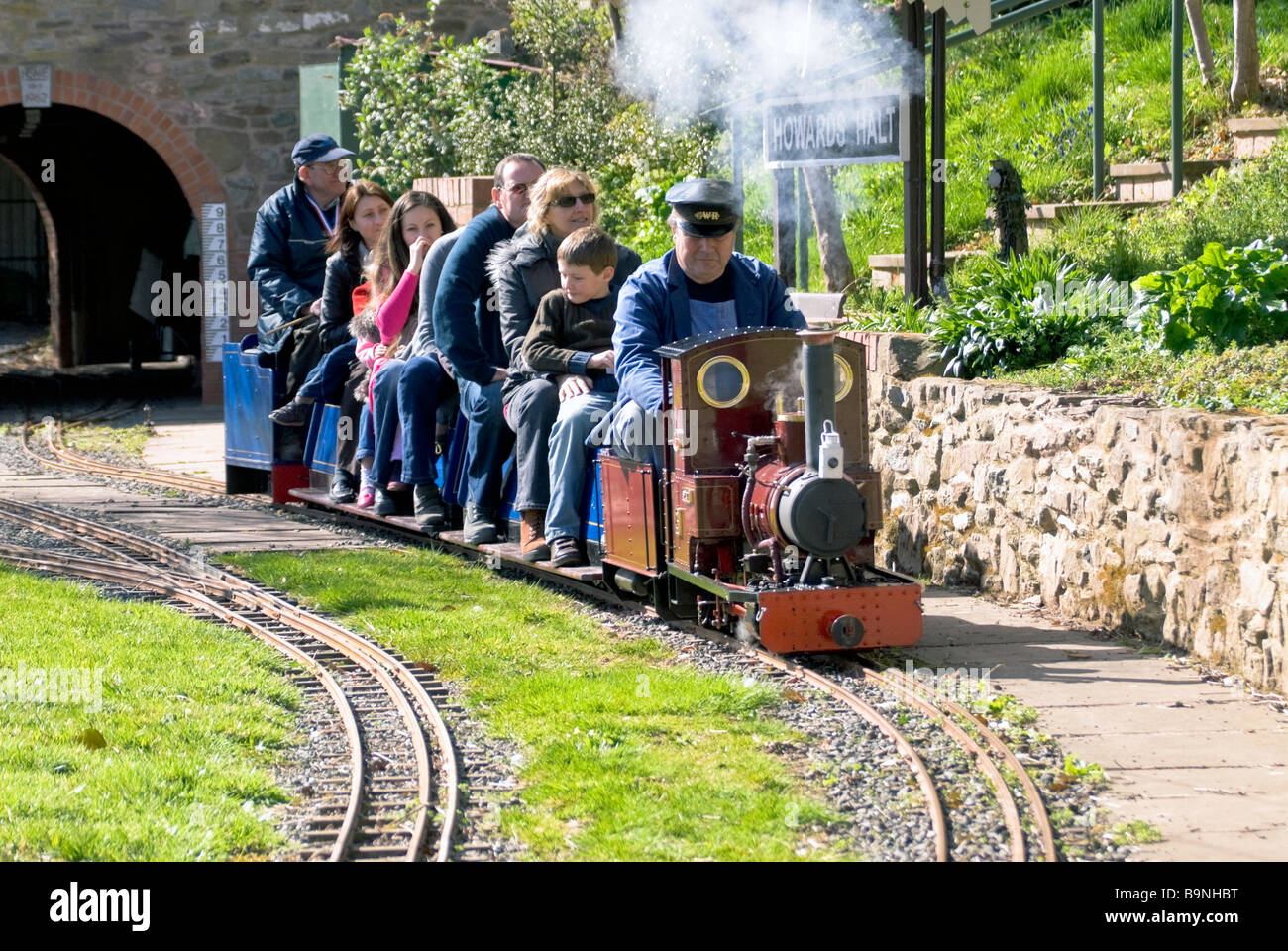 La vapeur vive loco en tenant les familles autour d'un modèle de jauge de 5' voie ferrée à Broomy Hill, Hereford Society of Model Engineers, au Royaume-Uni. Banque D'Images