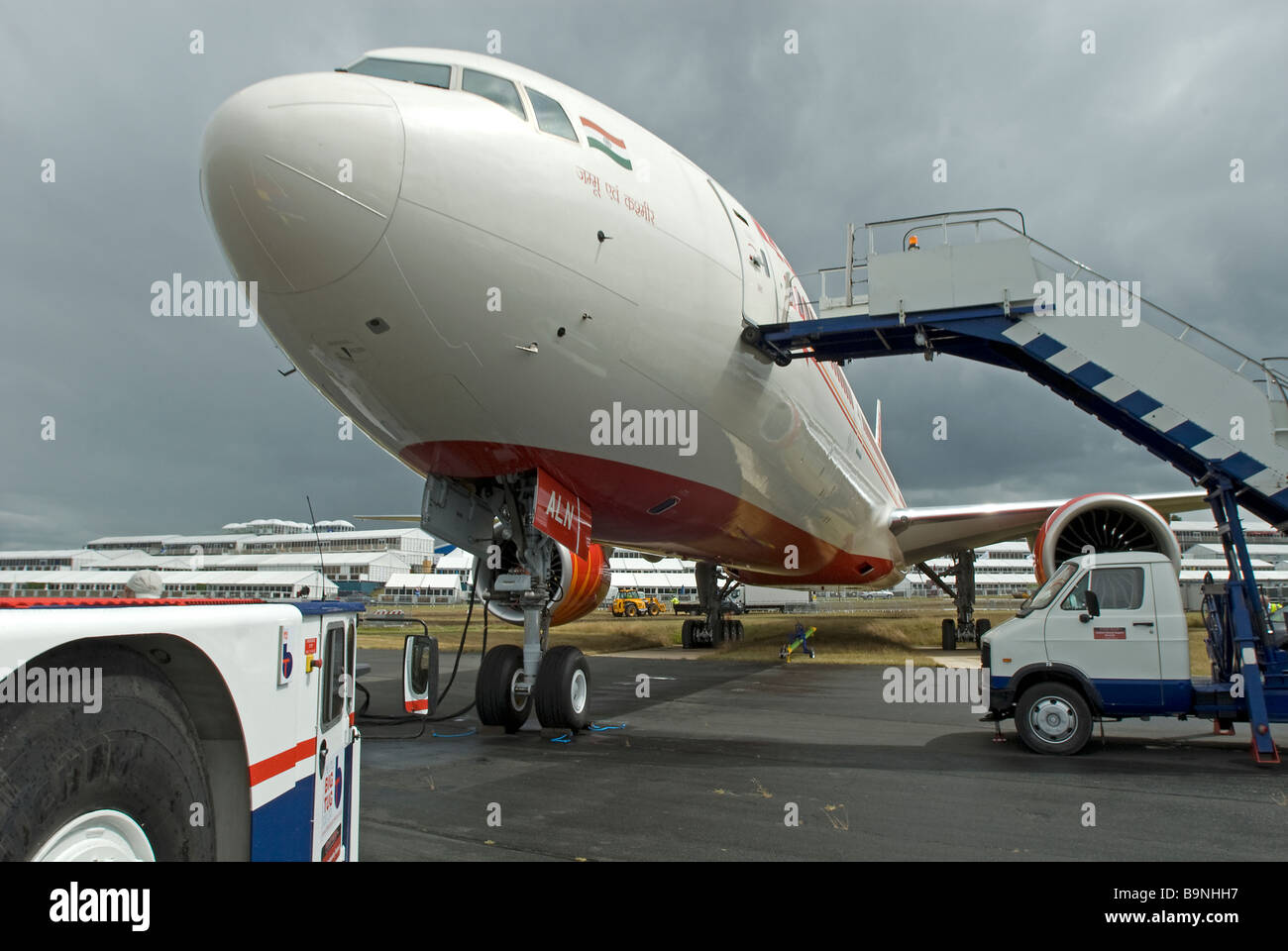 Avion de ligne avec des passagers et des véhicules de soutien suivantes Banque D'Images