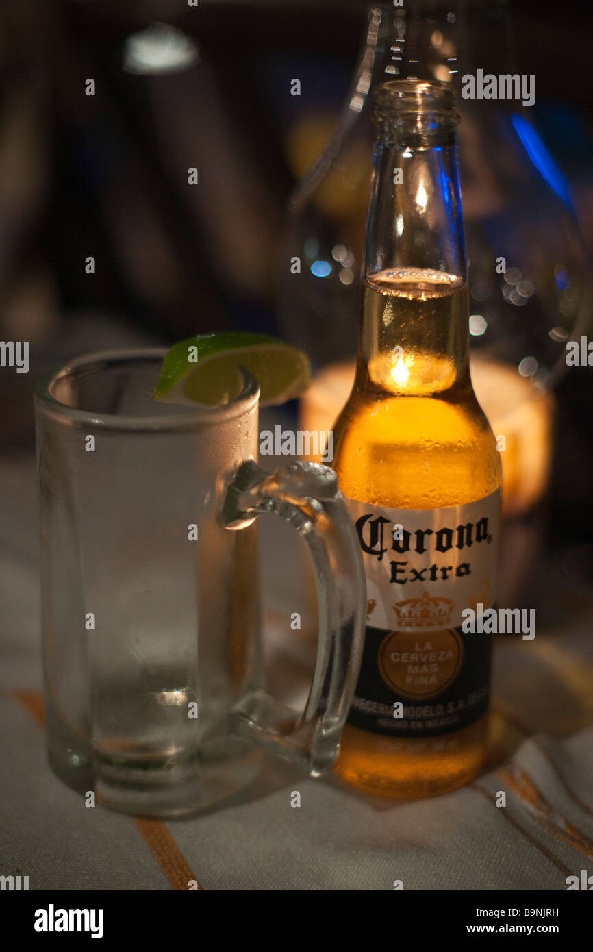 Mexique Yucatan 2009 Corona bière supplémentaire par nuit à l'extérieur à l'candelight Banque D'Images