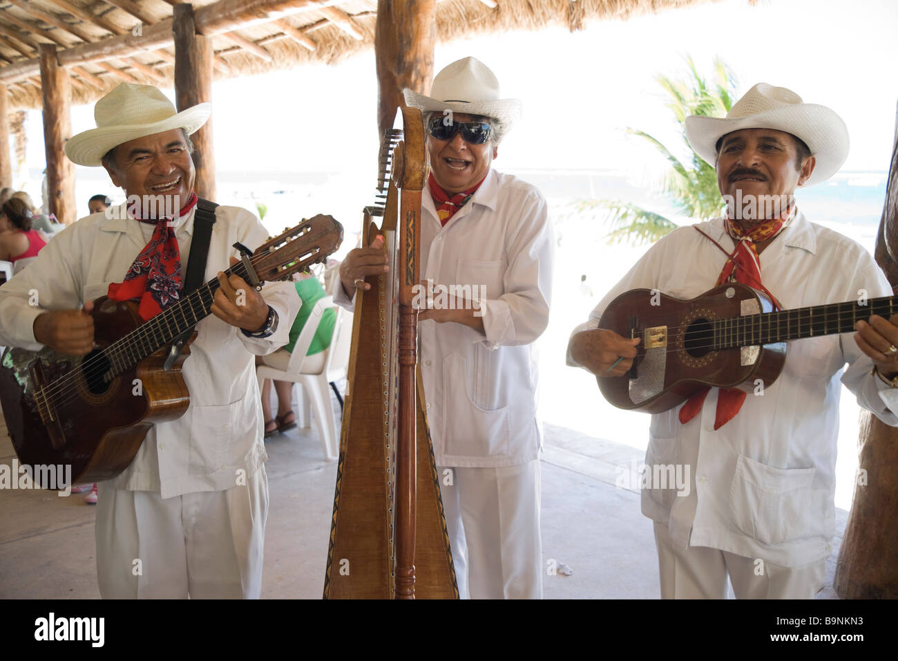 Trovadore au groupe mexicain restaurant Pelicano Puerto Morelos Yucatan, jouer a guitare requinto et harpe Banque D'Images Trovadore au groupe mexicain restaurant Pelicano Puerto Morelos Yucatan, jouer a guitare requinto et harpe Banque D'Images
