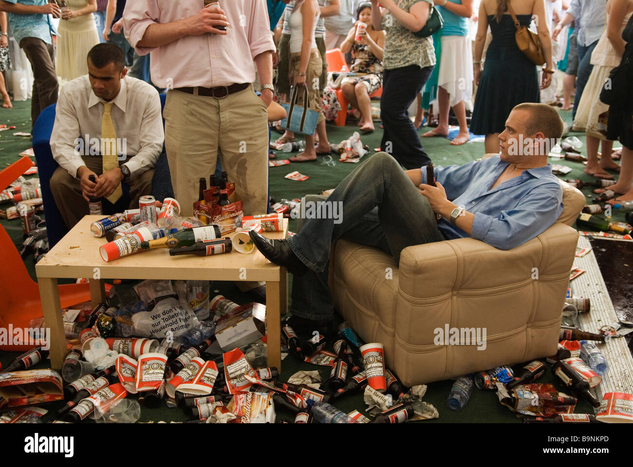 Binge Drinking UK. Supporters anglais déprimés coupe du monde Angleterre v Portugal Angleterre perdent un tir de pénalité. Angleterre années 2006 2000 HOMER SYKES Banque D'Images