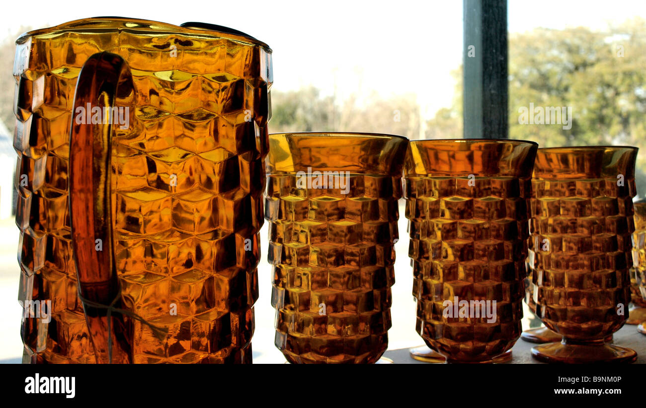 Pichet d'eau et 3 verres en verre orange close-up , traités pitcher Banque D'Images