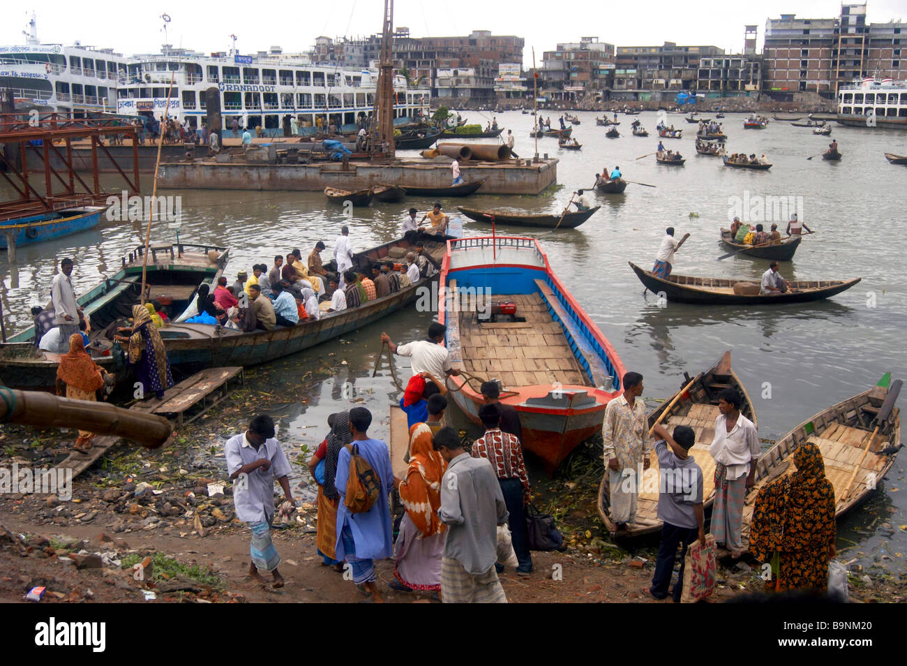 Les bateaux de la rivière Buriganga river crossing ghat Banque D'Images