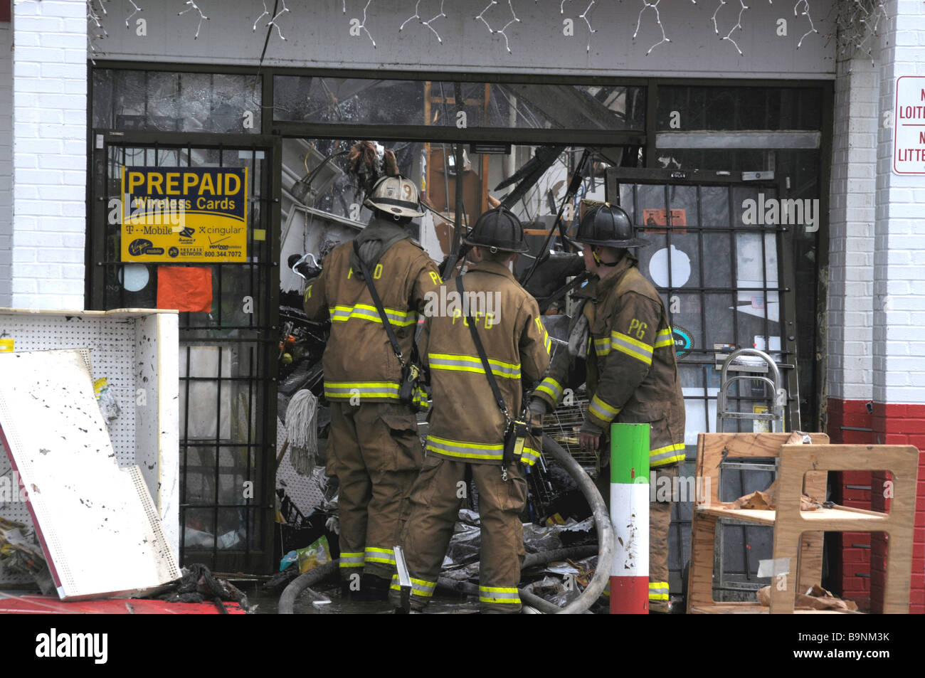 Pompiers lutter contre un incendie dans une épicerie espagnole de Riverdale, Maryland Banque D'Images
