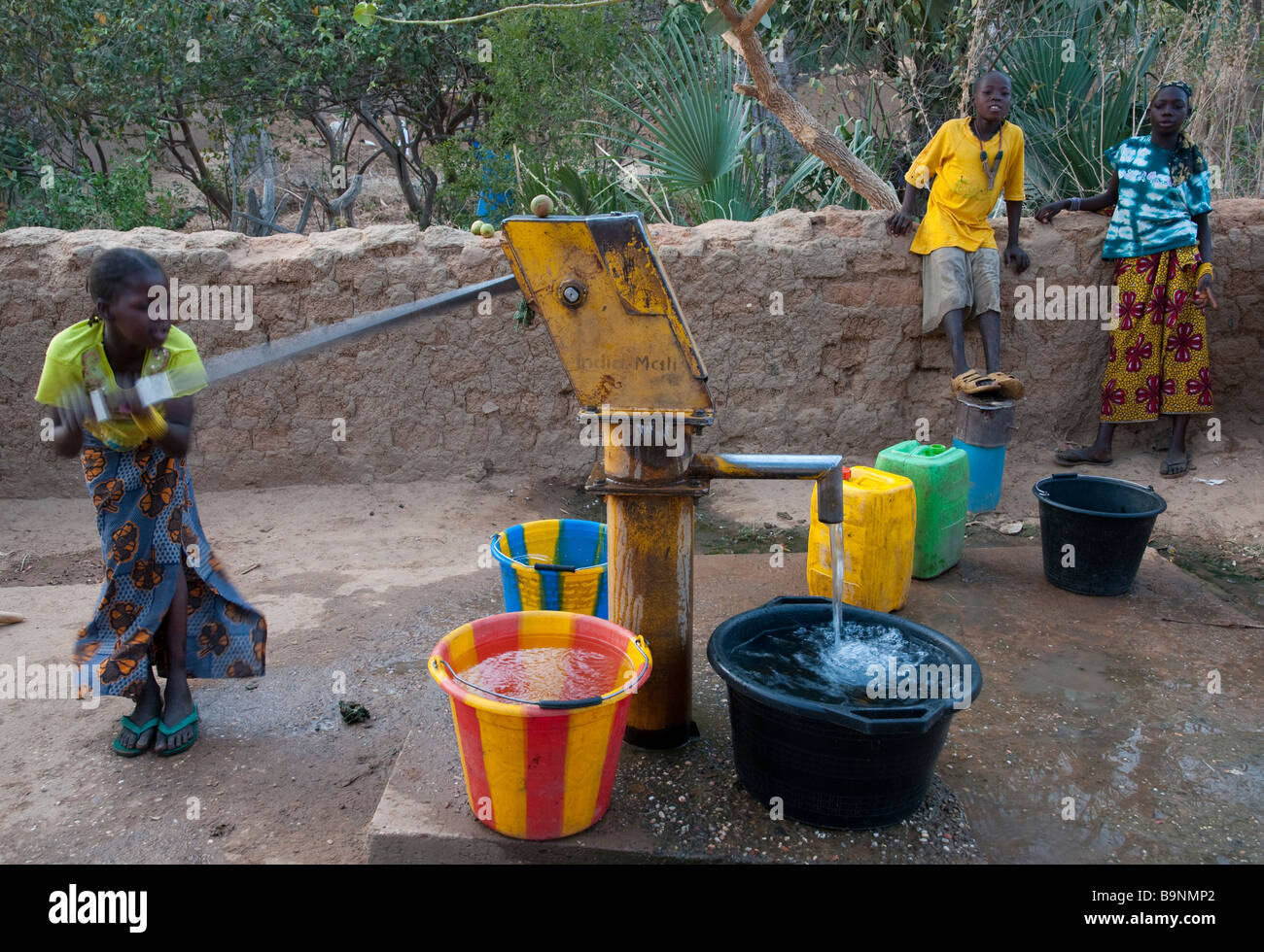 L'Afrique de l'Ouest, Mali, pays dogon, kani kombole, les jeunes filles à la pompe à eau manuelle Banque D'Images