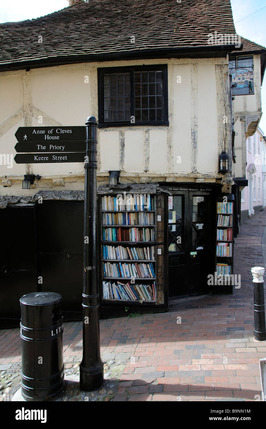 Le quinzième siècle Bookshop sur High Street Lewes East Sussex England UK un cadre en bois bâtiment historique Banque D'Images
