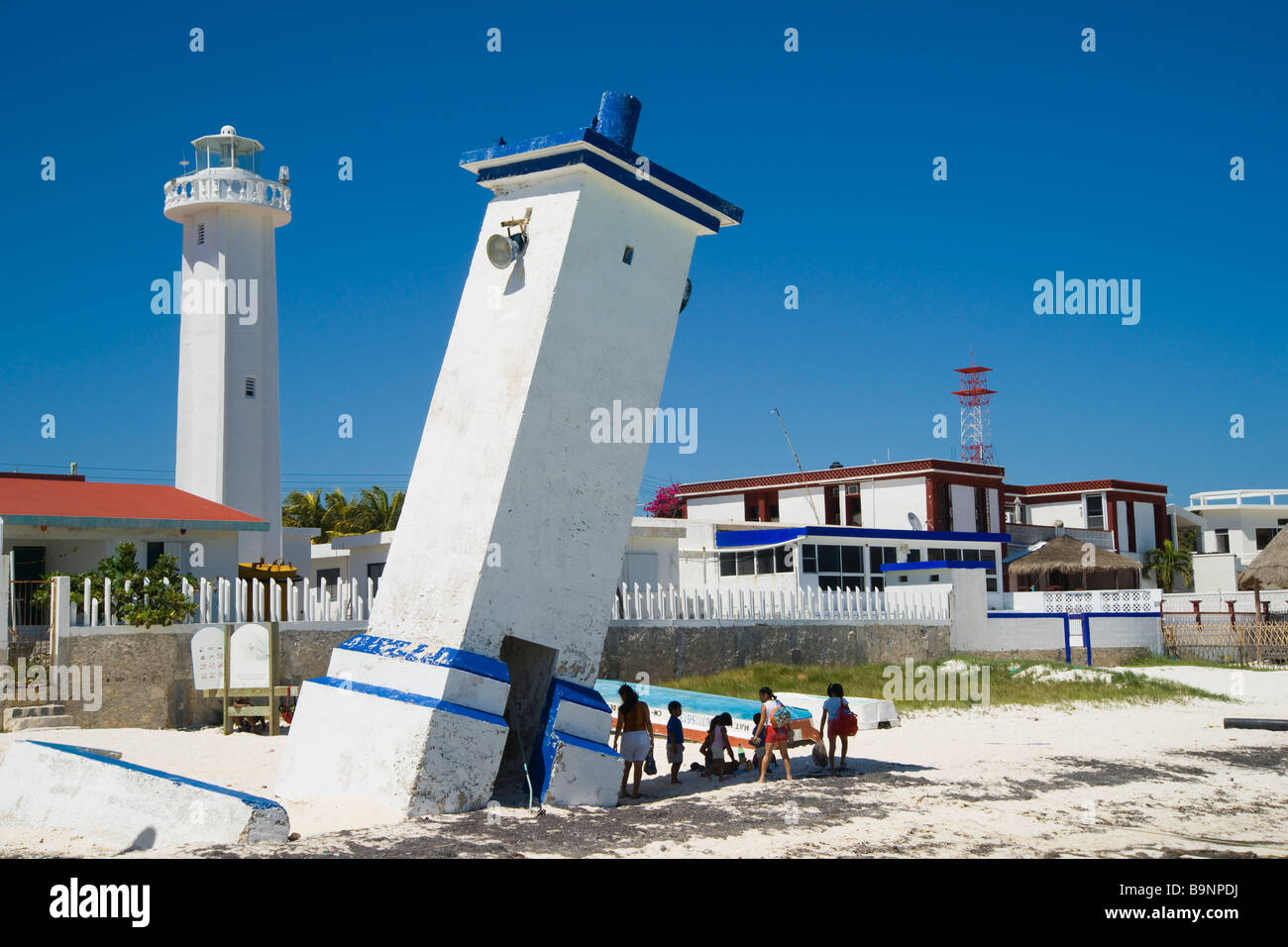 Yucatan Mexique Puerto Morelos 2009 ancien phare endommagé par l'ouragan en 1967 Behula avec nouveau phare Banque D'Images Yucatan Mexique Puerto Morelos 2009 ancien phare endommagé par l'ouragan en 1967 Behula avec nouveau phare Banque D'Images