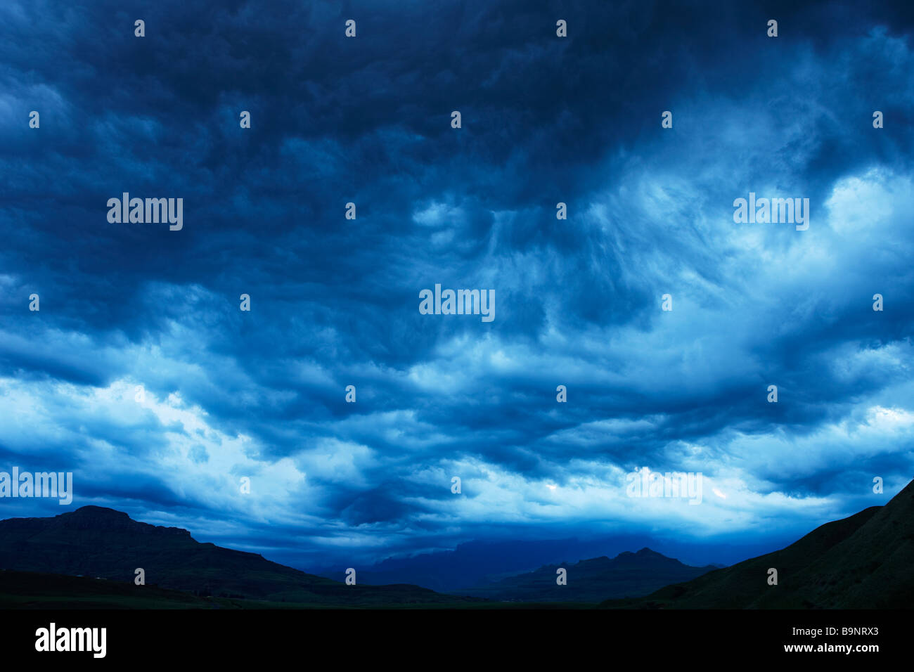 Un soir moody ciel au-dessus de la vallée de la Tugela avec les montagnes du Drakensberg au-delà, KwaZulu Natal, Afrique du Sud Banque D'Images